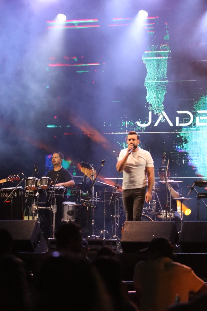 Jader Prada cantando