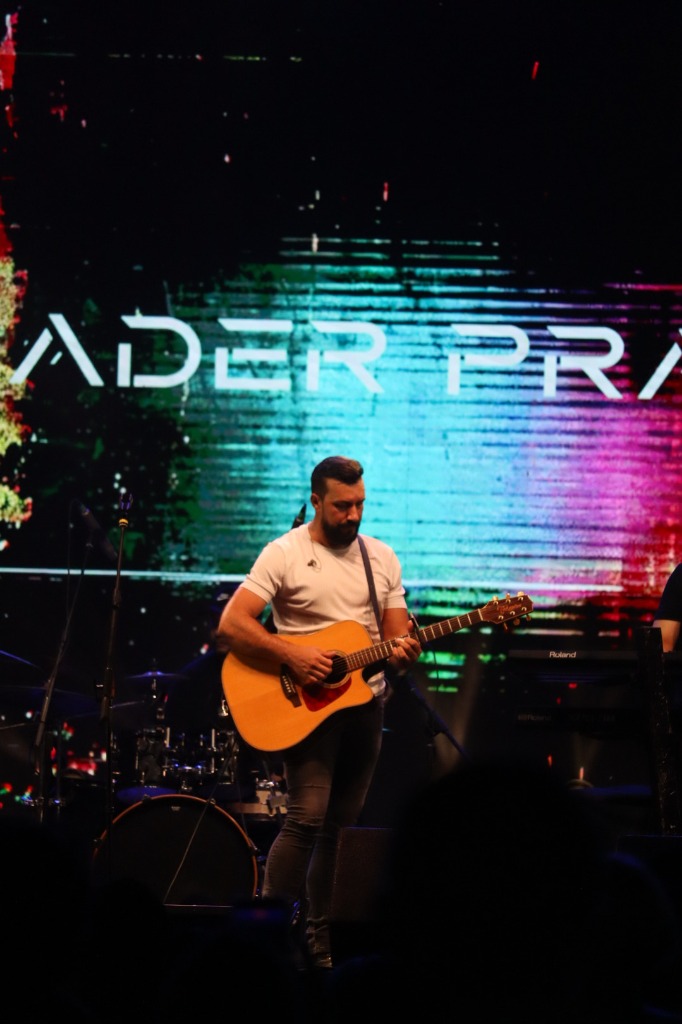Jader Prada no palco com guitarra