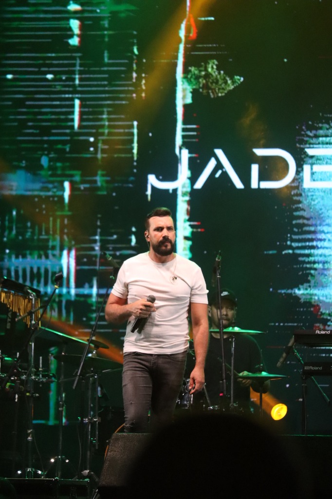 Jader Prada de frente no palco